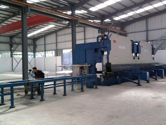 Dubbele koppeling CNC hydraulische plaat buigmachine voor licht paal productielijn