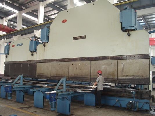 Dubbele koppeling CNC hydraulische plaat buigmachine voor licht paal productielijn